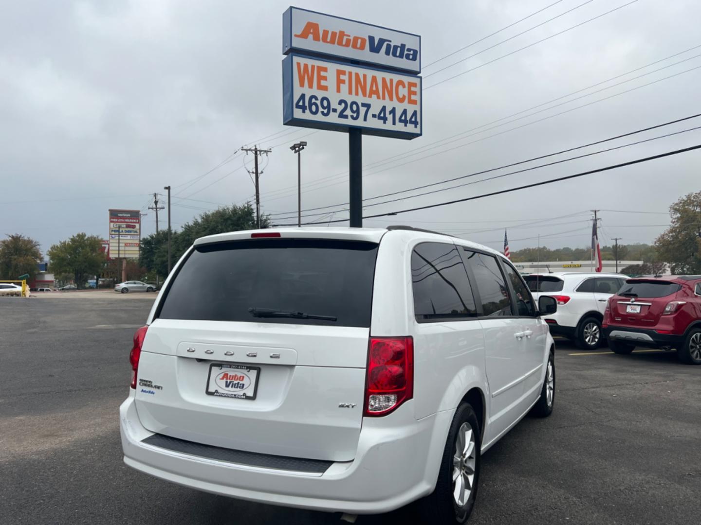 2014 WHITE Dodge Grand Caravan SXT (2C4RDGCG3ER) with an 3.6L V6 DOHC 24V engine, 6-Speed Automatic transmission, located at 420 I-35E, Lancaster, TX, 75146, (469) 297-4144, 32.593929, -96.823685 - Photo#5